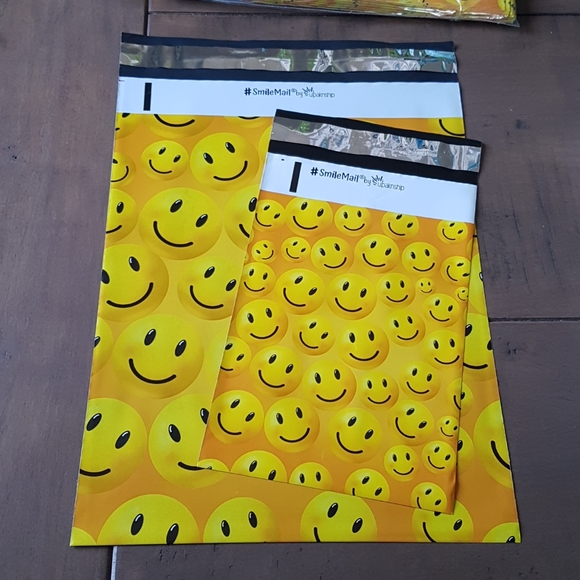 50 pcs Smileys Poly Mailers (2 Sizes) - Picture 1 of 4